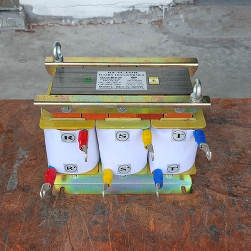 Hình ảnh cuộn kháng khởi động FUSHIN 15HP lắp đặt trong tủ điện